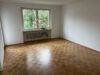 Erstbezug nach Sanierung! Helle und geräumige 1,5 Zimmerwohnung mit Parkett! - Wohnzimmer